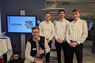 ITEBO präsentiert SpeechMind: KI-Lösung auf Veranstaltung Vier junge Männer präsentieren SpeedMind KI-gestützte Sitzungsprotokollierung auf einer Messe
