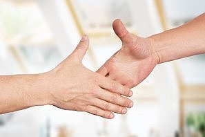 Partnerschaftliches Hände schütteln